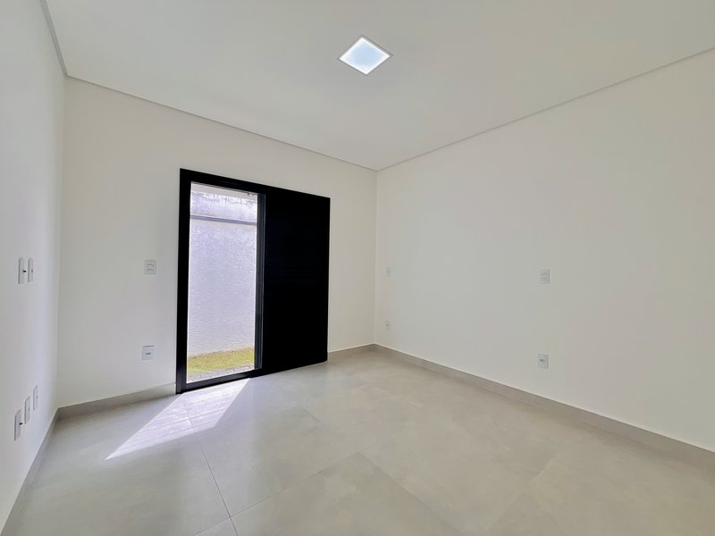 CASA TÉRREA EM ALPHAVILLE NOVA ESPLANADA C/ 240m² DE ÁREA CONSTRUÍDA Alameda Grécia Votorantim - 