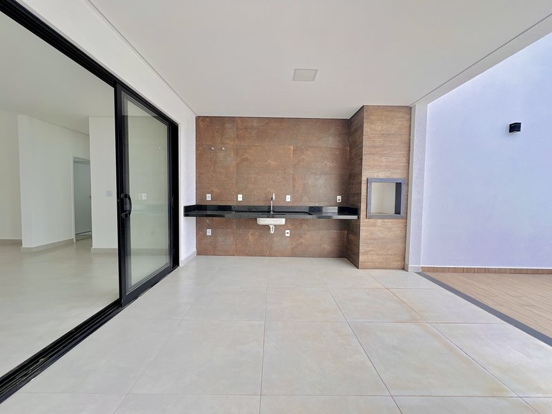 CASA TÉRREA EM ALPHAVILLE NOVA ESPLANADA C/ 240m² DE ÁREA CONSTRUÍDA Alameda Grécia Votorantim - 