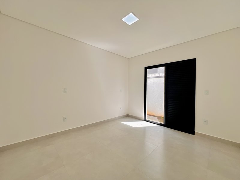 CASA TÉRREA EM ALPHAVILLE NOVA ESPLANADA C/ 240m² DE ÁREA CONSTRUÍDA Alameda Grécia Votorantim - 