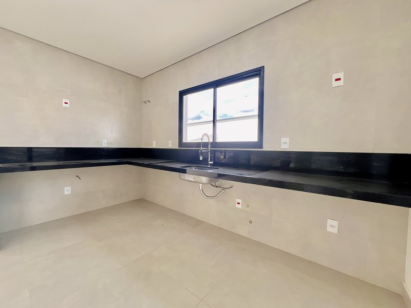 CASA TÉRREA EM ALPHAVILLE NOVA ESPLANADA C/ 240m² DE ÁREA CONSTRUÍDA Alameda Grécia Votorantim - 