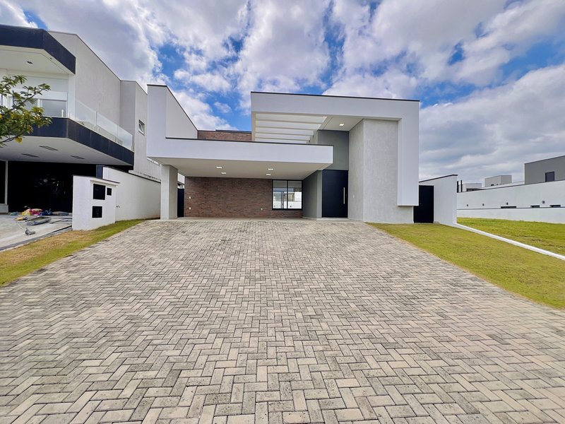 CASA TÉRREA EM ALPHAVILLE NOVA ESPLANADA C/ 240m² DE ÁREA CONSTRUÍDA Alameda Grécia Votorantim - 