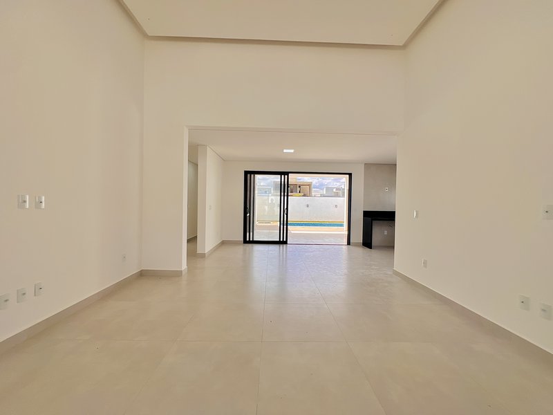 CASA TÉRREA EM ALPHAVILLE NOVA ESPLANADA C/ 240m² DE ÁREA CONSTRUÍDA Alameda Grécia Votorantim - 