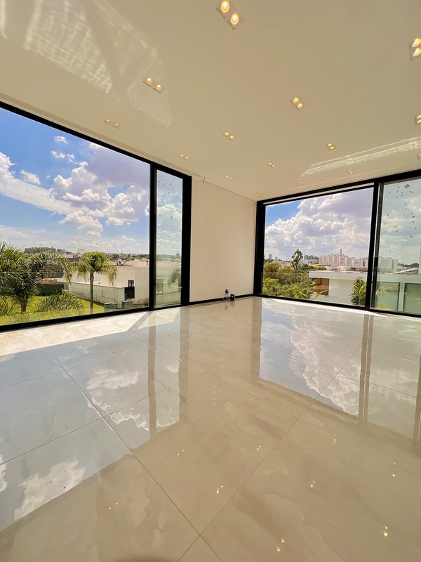 CASA DE ESQUINA EM ALPHAVILLE NOVA ESPLANADA C/400m² DE ÁREA CONSTRUÍDA E 5 SUÍTES Alameda Nova Zelândia Votorantim - 