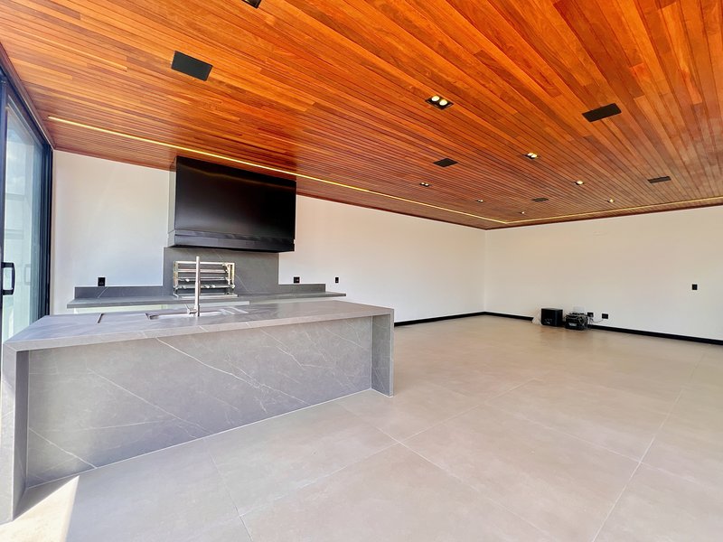 CASA DE ESQUINA EM ALPHAVILLE NOVA ESPLANADA C/400m² DE ÁREA CONSTRUÍDA E 5 SUÍTES Alameda Nova Zelândia Votorantim - 