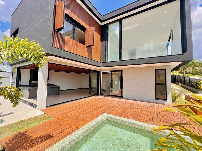 CASA DE ESQUINA EM ALPHAVILLE NOVA ESPLANADA C/400m² DE ÁREA CONSTRUÍDA E 5 SUÍTES Alameda Nova Zelândia Votorantim - 