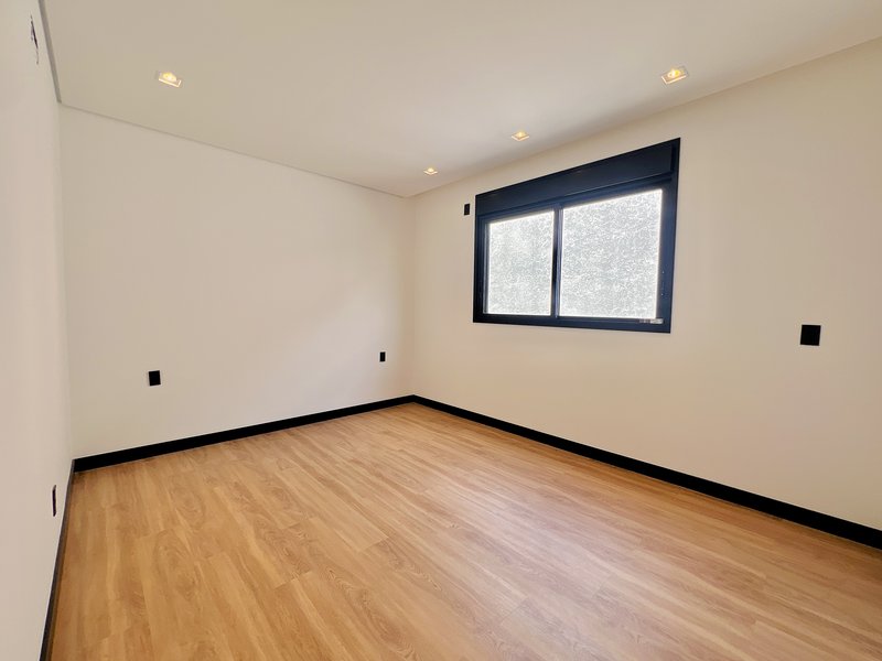 CASA DE ESQUINA EM ALPHAVILLE NOVA ESPLANADA C/400m² DE ÁREA CONSTRUÍDA E 5 SUÍTES Alameda Nova Zelândia Votorantim - 