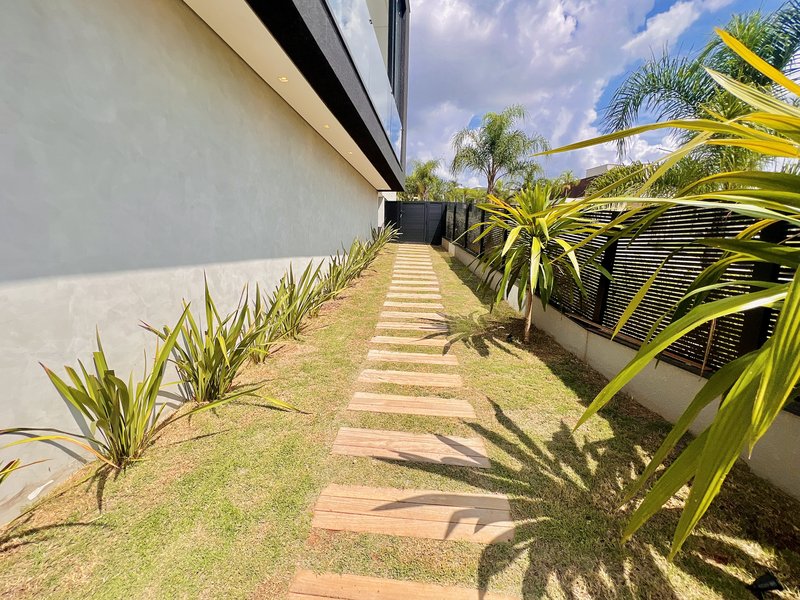 CASA DE ESQUINA EM ALPHAVILLE NOVA ESPLANADA C/400m² DE ÁREA CONSTRUÍDA E 5 SUÍTES Alameda Nova Zelândia Votorantim - 