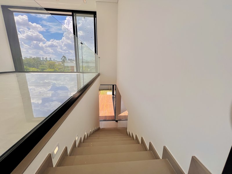 CASA DE ESQUINA EM ALPHAVILLE NOVA ESPLANADA C/400m² DE ÁREA CONSTRUÍDA E 5 SUÍTES Alameda Nova Zelândia Votorantim - 
