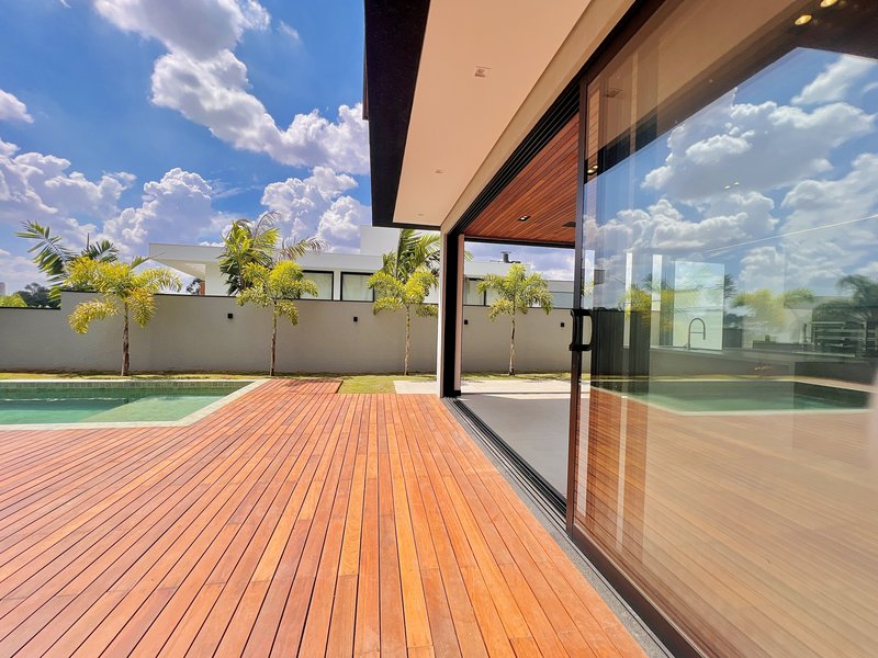 CASA DE ESQUINA EM ALPHAVILLE NOVA ESPLANADA C/400m² DE ÁREA CONSTRUÍDA E 5 SUÍTES Alameda Nova Zelândia Votorantim - 