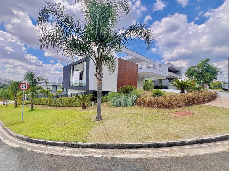 CASA DE ESQUINA EM ALPHAVILLE NOVA ESPLANADA C/400m² DE ÁREA CONSTRUÍDA E 5 SUÍTES Alameda Nova Zelândia Votorantim - 