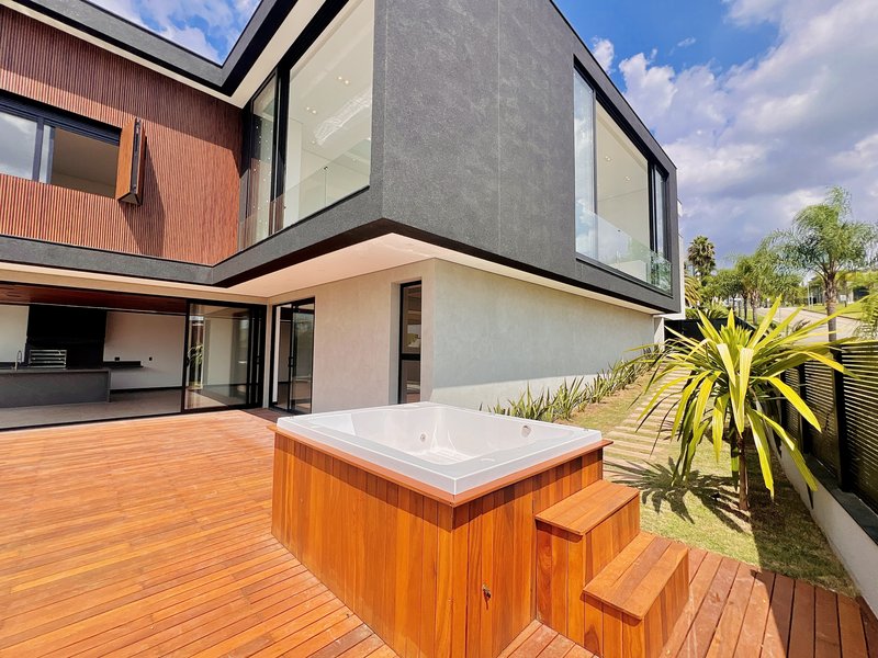 CASA DE ESQUINA EM ALPHAVILLE NOVA ESPLANADA C/400m² DE ÁREA CONSTRUÍDA E 5 SUÍTES Alameda Nova Zelândia Votorantim - 