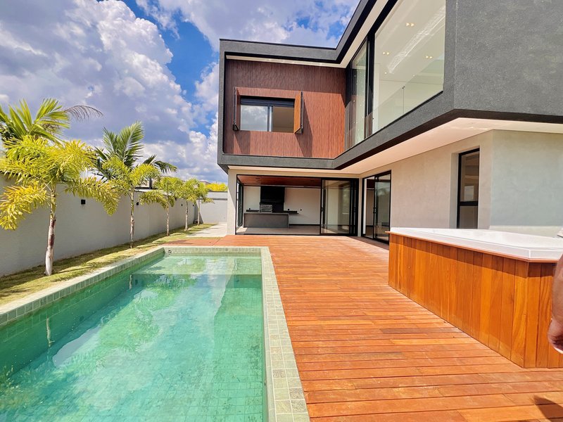 CASA DE ESQUINA EM ALPHAVILLE NOVA ESPLANADA C/400m² DE ÁREA CONSTRUÍDA E 5 SUÍTES Alameda Nova Zelândia Votorantim - 