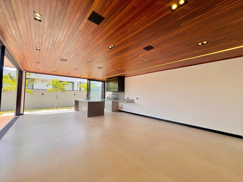 CASA DE ESQUINA EM ALPHAVILLE NOVA ESPLANADA C/400m² DE ÁREA CONSTRUÍDA E 5 SUÍTES Alameda Nova Zelândia Votorantim - 
