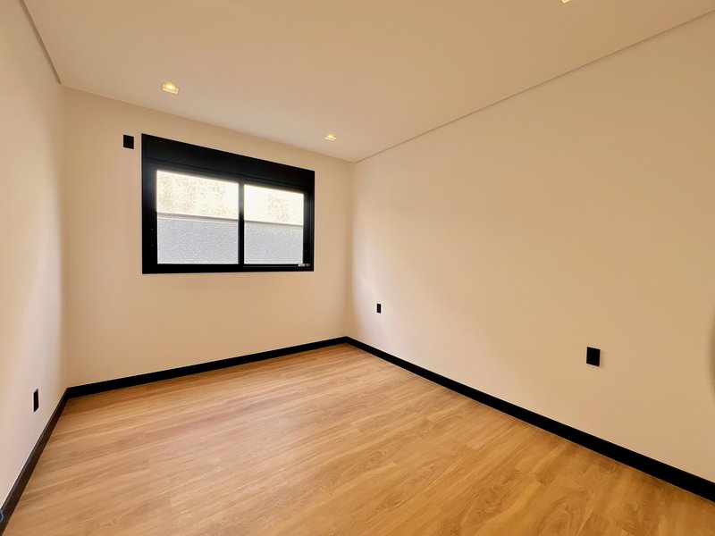 CASA DE ESQUINA EM ALPHAVILLE NOVA ESPLANADA C/400m² DE ÁREA CONSTRUÍDA E 5 SUÍTES Alameda Nova Zelândia Votorantim - 