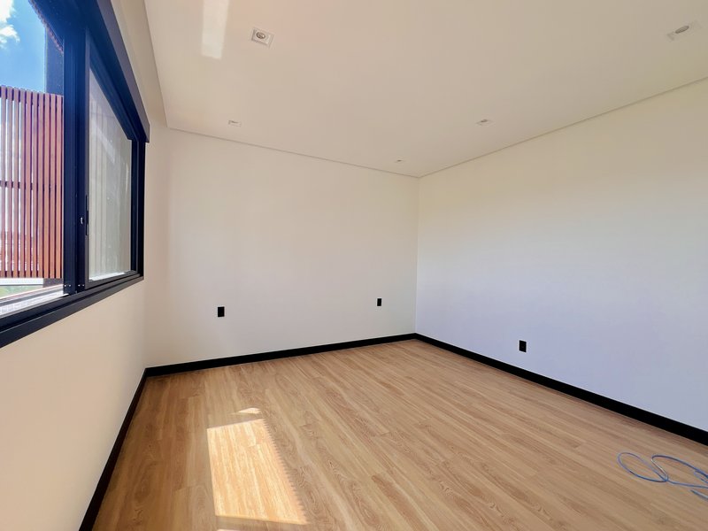 CASA DE ESQUINA EM ALPHAVILLE NOVA ESPLANADA C/400m² DE ÁREA CONSTRUÍDA E 5 SUÍTES Alameda Nova Zelândia Votorantim - 