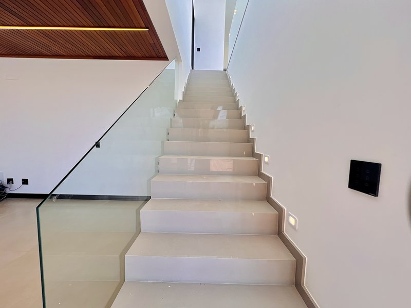 CASA DE ESQUINA EM ALPHAVILLE NOVA ESPLANADA C/400m² DE ÁREA CONSTRUÍDA E 5 SUÍTES Alameda Nova Zelândia Votorantim - 