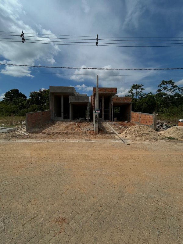 Casa Baixa com 2 suítes, mais 1 dormitório e passagem lateral - Bairro Cedro Alto - Brusque - 