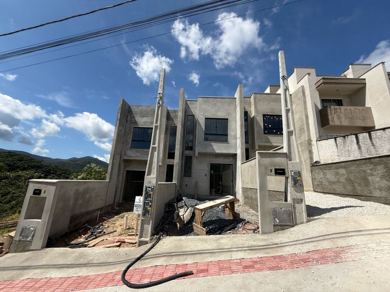 Sobrado Geminado com 2 dormitórios e espaço nos fundos - Bairro Águas Claras - Brusque - 
