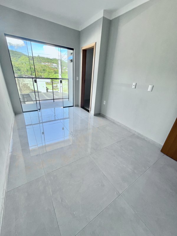 SOBRADO COM 1 SUITE MAIS 1 DORMITÓRIO NO CEDRO ALTO - Brusque - 