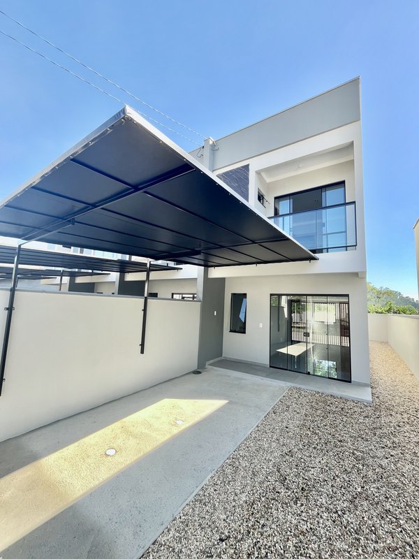SOBRADO COM 1 SUITE MAIS 1 DORMITÓRIO NO CEDRO ALTO - Brusque - 