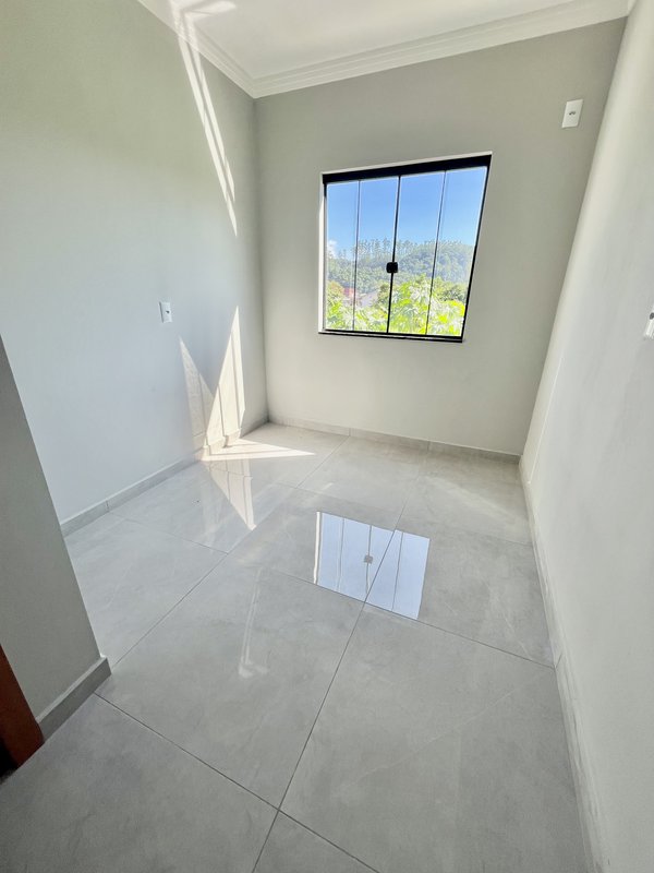 SOBRADO COM 1 SUITE MAIS 1 DORMITÓRIO NO CEDRO ALTO - Brusque - 