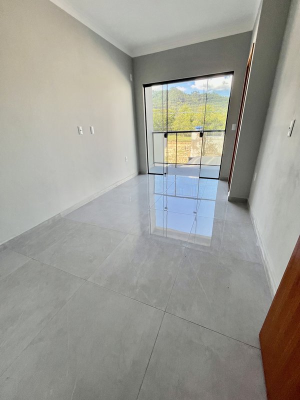 SOBRADO COM 1 SUITE MAIS 1 DORMITÓRIO NO CEDRO ALTO - Brusque - 