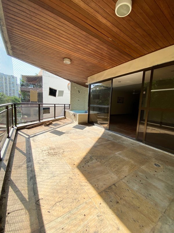 Apartamento com varanda e piscina privativa na Afonso Reidy - Rio de Janeiro - 