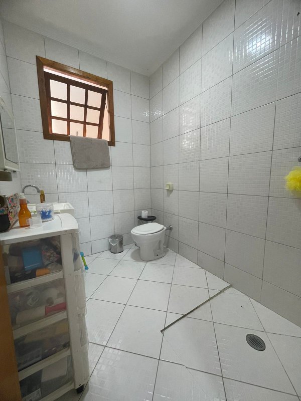 Lindo Sobrado na Vila Lavínia com 03 dormitórios, 02 suítes, churrasqueira e garagem - Mogi das Cruzes - 