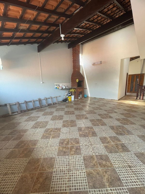 Lindo Sobrado na Vila Lavínia com 03 dormitórios, 02 suítes, churrasqueira e garagem - Mogi das Cruzes - 