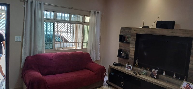 Casa Mobiliada de 03 Dormitórios e Suíte no Maracanã Praia Grande  Avenida Anita Barrella Praia Grande - 