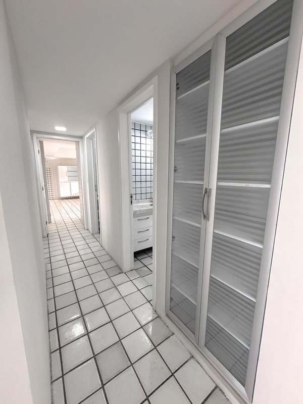 Apartamento à venda com 4 quartos sendo 2 suites, 254m² área útil por R$ 1.150.000,00 Rua Isaac Salazar Recife - 