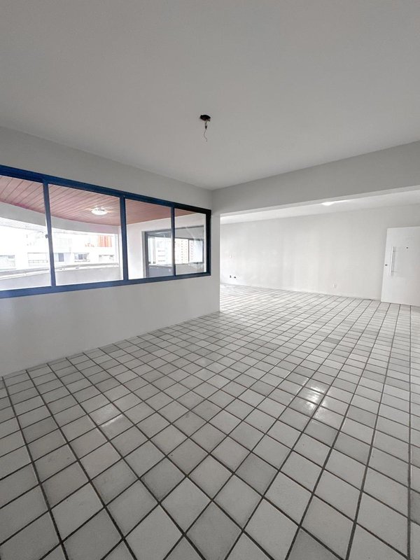 Apartamento à venda com 4 quartos sendo 2 suites, 254m² área útil por R$ 1.150.000,00 Rua Isaac Salazar Recife - 