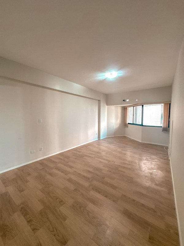Apartamento à venda com 4 quartos sendo 2 suites, 254m² área útil por R$ 1.150.000,00 Rua Isaac Salazar Recife - 