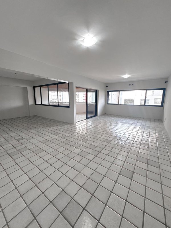 Apartamento à venda com 4 quartos sendo 2 suites, 254m² área útil por R$ 1.150.000,00 Rua Isaac Salazar Recife - 
