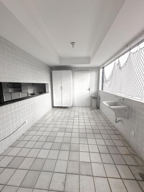 Apartamento à venda com 4 quartos sendo 2 suites, 254m² área útil por R$ 1.150.000,00 Rua Isaac Salazar Recife - 