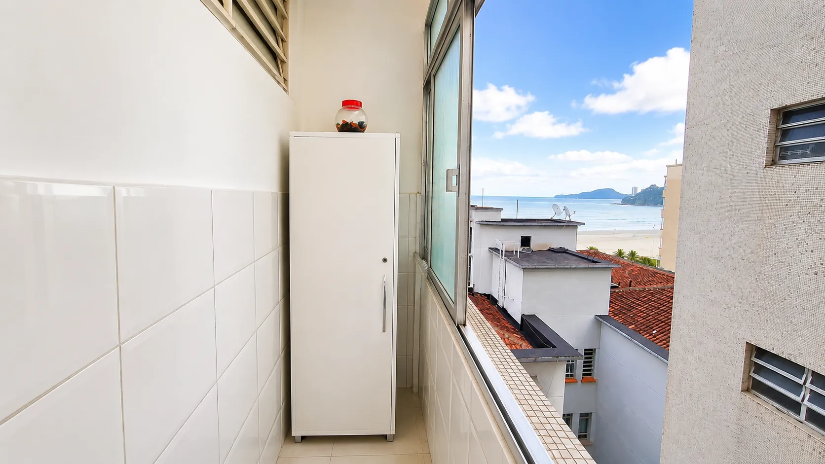 Lindo apartamento de 3 dormit&oacute;rios Vista Mar e Garagem BOX no Itarar&eacute; Rua Princesa Isabel São Vicente - 