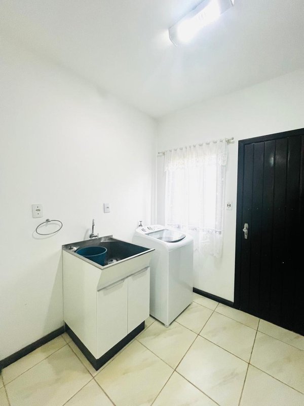 ELEGANTE RESIDÊNCIA A 300M DA PRAIA EM ITAGUAÇU, SÃO FRANCISO DO SUL  São Francisco do Sul - 