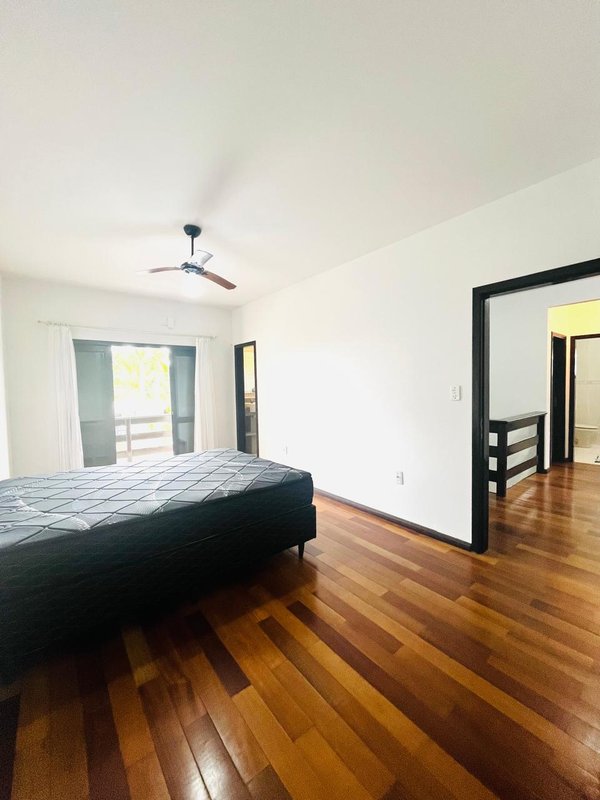 ELEGANTE RESIDÊNCIA A 300M DA PRAIA EM ITAGUAÇU, SÃO FRANCISO DO SUL  São Francisco do Sul - 