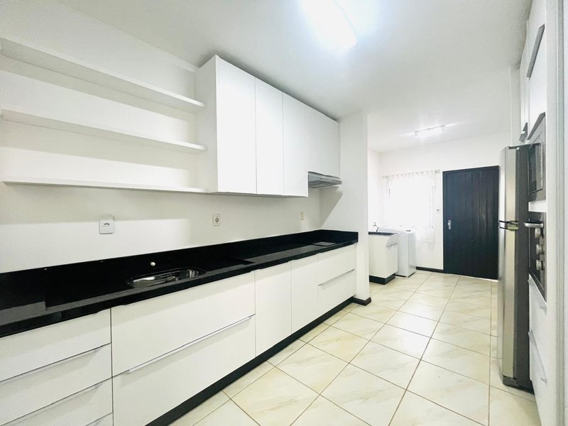 ELEGANTE RESIDÊNCIA A 300M DA PRAIA EM ITAGUAÇU, SÃO FRANCISO DO SUL  São Francisco do Sul - 