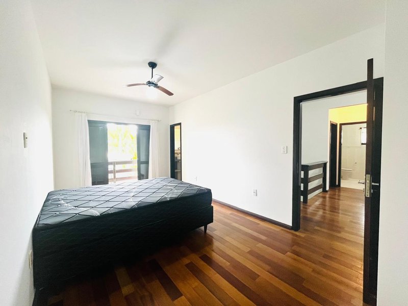 ELEGANTE RESIDÊNCIA A 300M DA PRAIA EM ITAGUAÇU, SÃO FRANCISO DO SUL  São Francisco do Sul - 