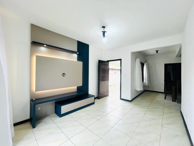 ELEGANTE RESIDÊNCIA A 300M DA PRAIA EM ITAGUAÇU, SÃO FRANCISO DO SUL  São Francisco do Sul - 