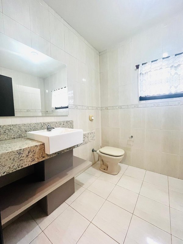 ELEGANTE RESIDÊNCIA A 300M DA PRAIA EM ITAGUAÇU, SÃO FRANCISO DO SUL  São Francisco do Sul - 