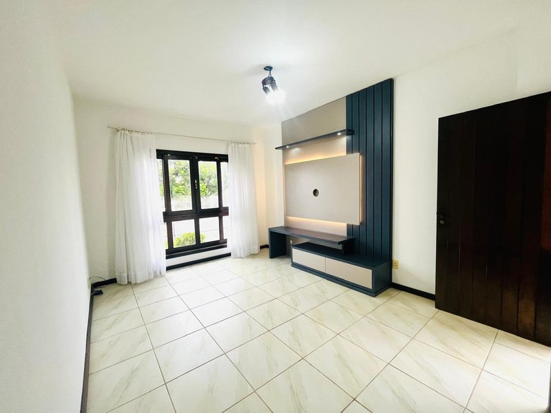 ELEGANTE RESIDÊNCIA A 300M DA PRAIA EM ITAGUAÇU, SÃO FRANCISO DO SUL  São Francisco do Sul - 