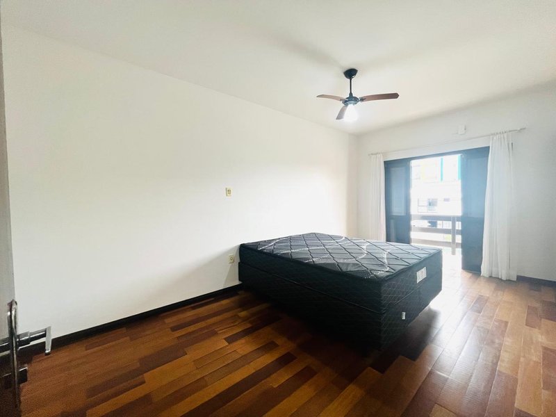 ELEGANTE RESIDÊNCIA A 300M DA PRAIA EM ITAGUAÇU, SÃO FRANCISO DO SUL  São Francisco do Sul - 