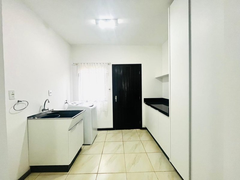 ELEGANTE RESIDÊNCIA A 300M DA PRAIA EM ITAGUAÇU, SÃO FRANCISO DO SUL  São Francisco do Sul - 