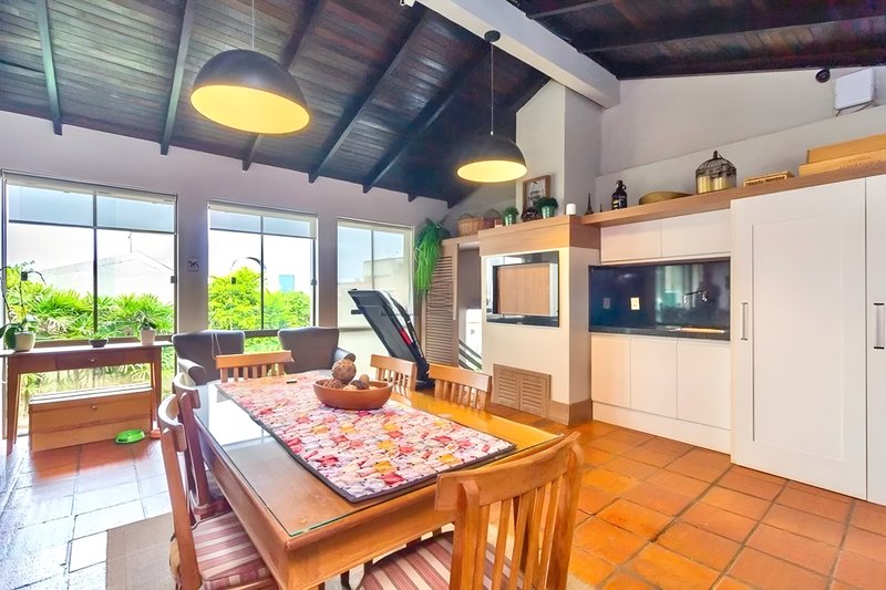 R$ 1.200.000 - BELA CASA EM CONDOMÍNIO - 300M2 - 3 DORM - VISTA - PÁTIO - 5 VAGAS Avenida Cai Porto Alegre - 