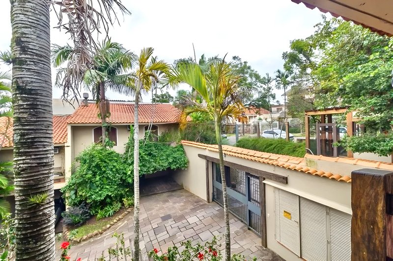 R$ 1.200.000 - BELA CASA EM CONDOMÍNIO - 300M2 - 3 DORM - VISTA - PÁTIO - 5 VAGAS Avenida Cai Porto Alegre - 
