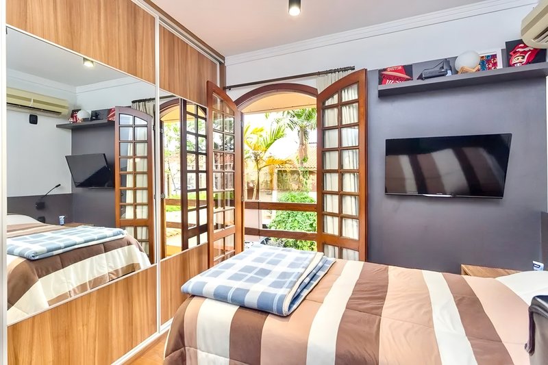 R$ 1.200.000 - BELA CASA EM CONDOMÍNIO - 300M2 - 3 DORM - VISTA - PÁTIO - 5 VAGAS Avenida Cai Porto Alegre - 