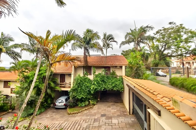 R$ 1.200.000 - BELA CASA EM CONDOMÍNIO - 300M2 - 3 DORM - VISTA - PÁTIO - 5 VAGAS Avenida Cai Porto Alegre - 