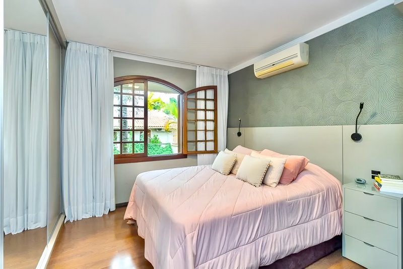 R$ 1.200.000 - BELA CASA EM CONDOMÍNIO - 300M2 - 3 DORM - VISTA - PÁTIO - 5 VAGAS Avenida Cai Porto Alegre - 